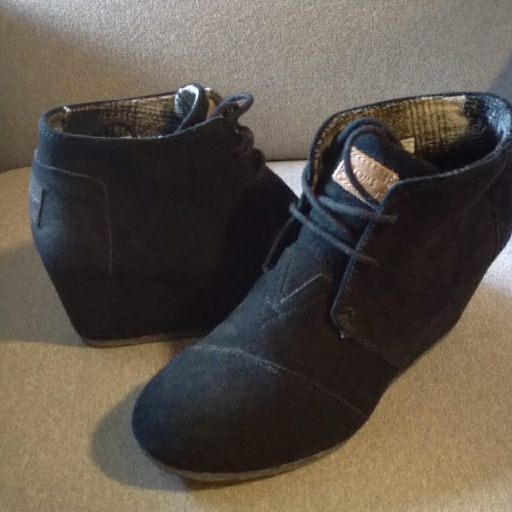 Toms desert wedge booties